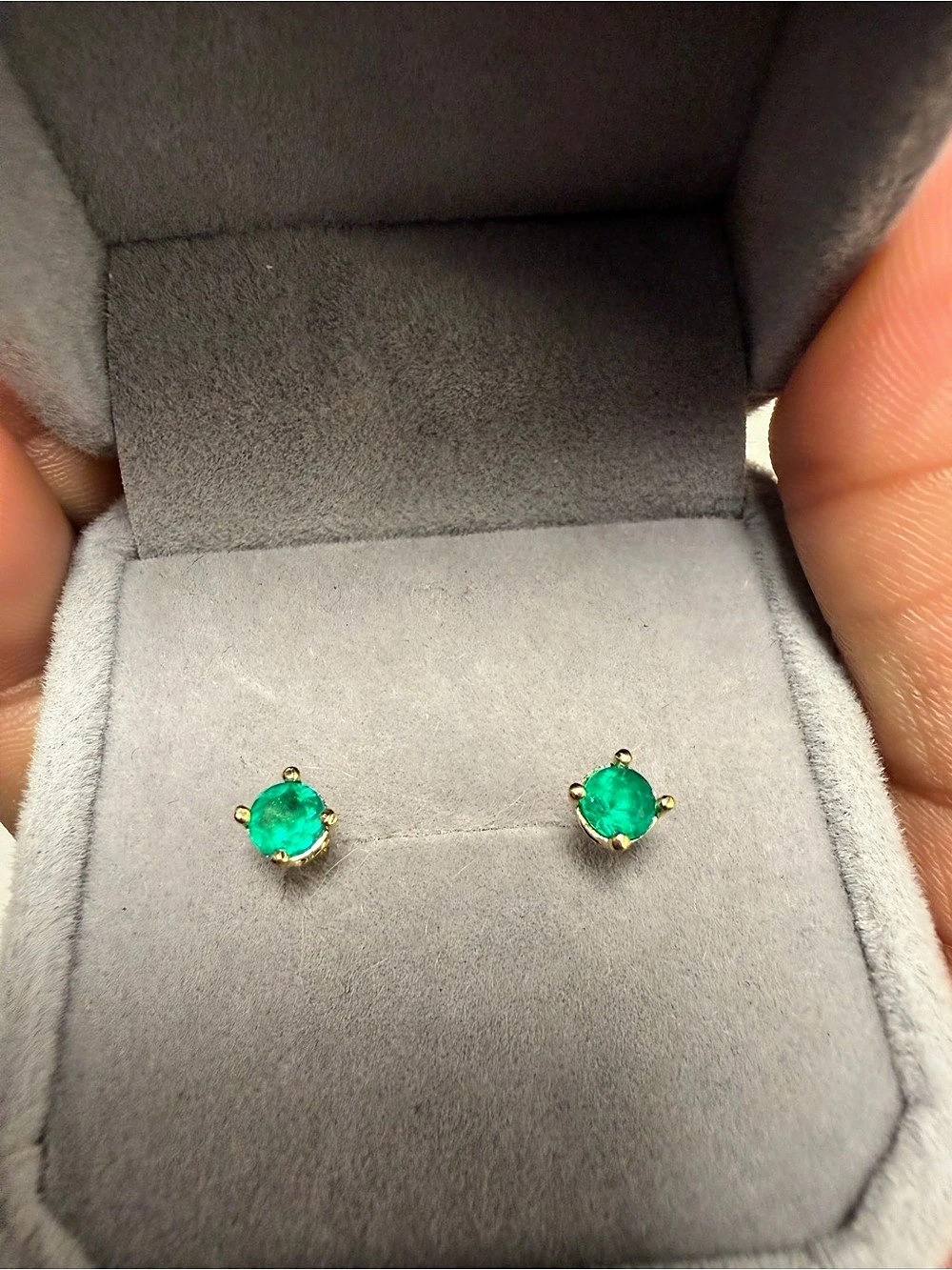 NEW 18K Gold Natural Colombian Muzo Emerald Stud Earrings – 1.00g – Boyacá Colom